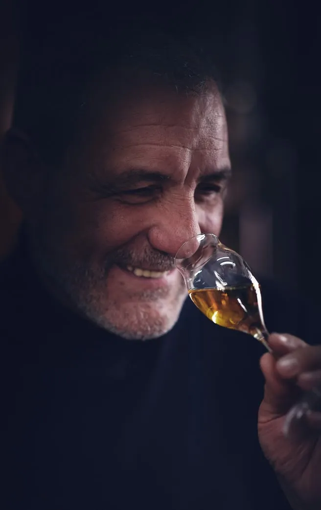 Le mani del mastro distillatore